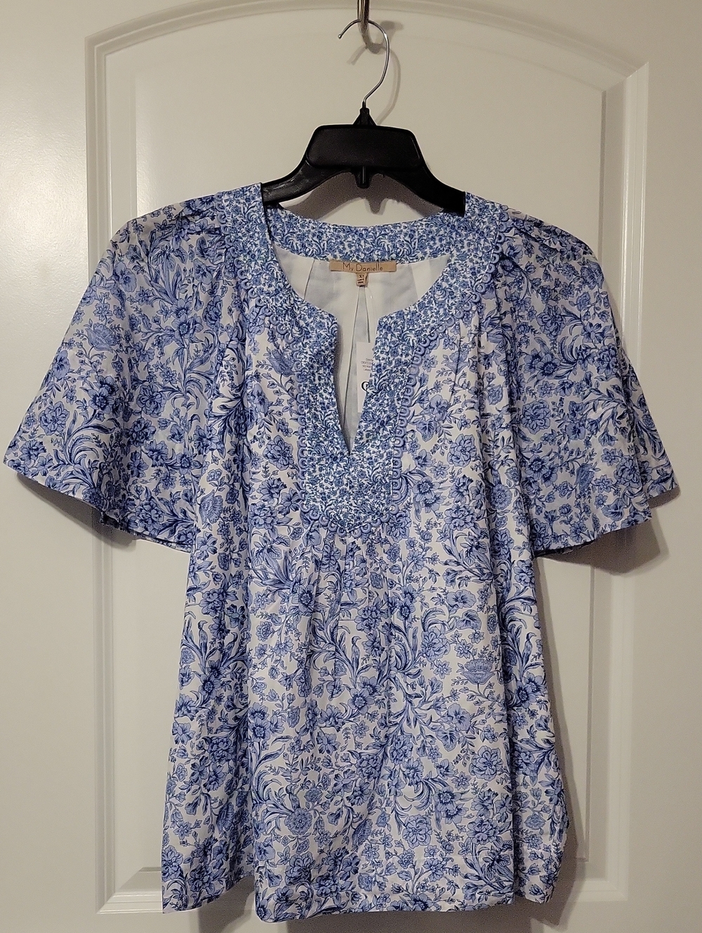 My Danielle Womens XL White W/Blue Flowers V-neck S/S Blouse. NWT